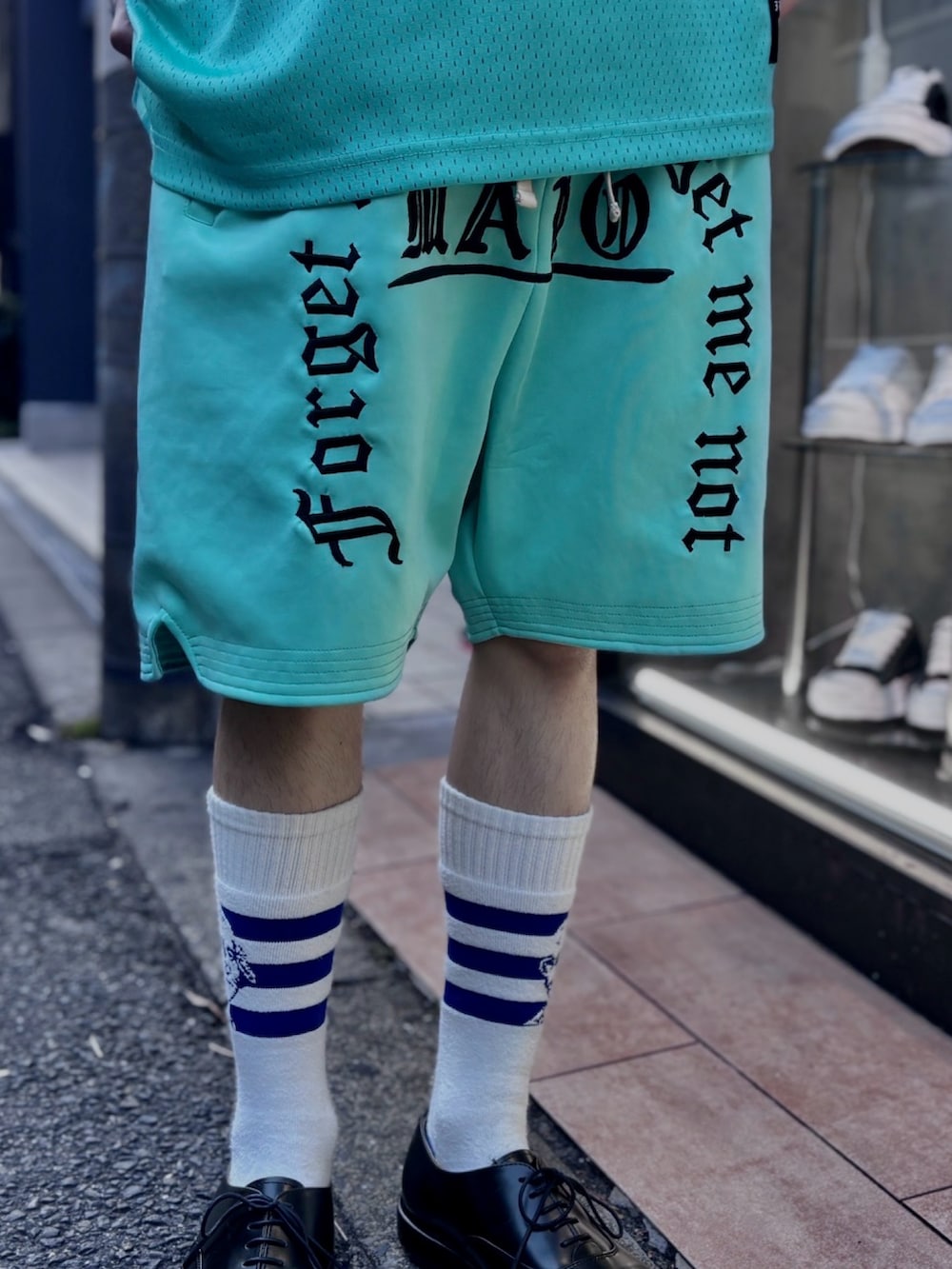 ブルー系のTシャツ/カットソー、ブルー系のその他パンツを着用したメンズの春コーディネートの5枚目の写真