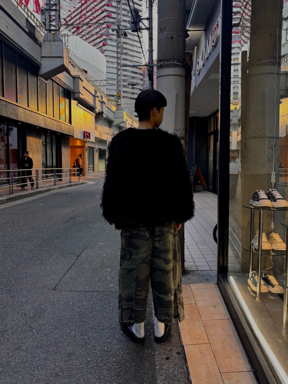 ブラック系のニット/セーター、その他のカーゴパンツを着用したメンズの冬コーディネートの2枚目の写真