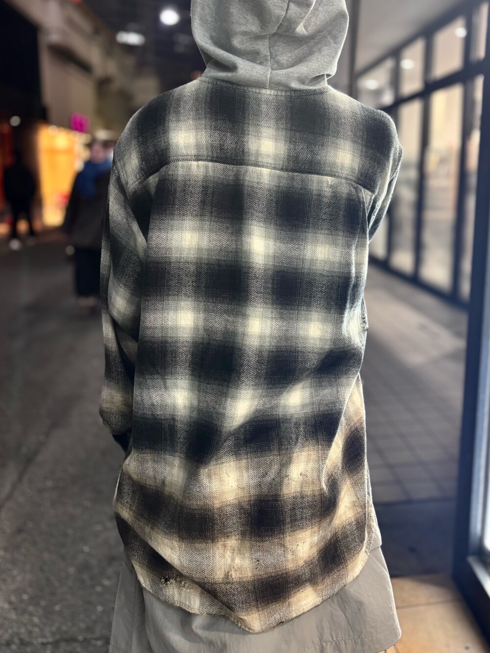 ブラウン系のシャツ/ブラウス、グレー系のナイロンジャケット、グレー系のその他パンツを着用したメンズの冬コーディネートの4枚目の写真