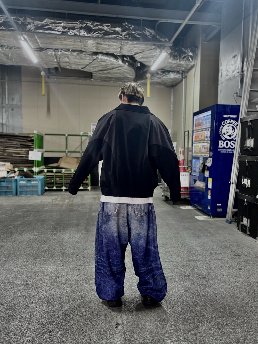 ホワイト系のTシャツ/カットソーを着用したメンズの春コーディネートの2枚目の写真