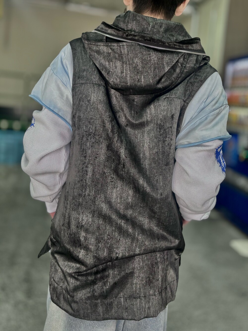 ブルー系のトップス、ブルー系のデニムパンツ、ブラック系のその他アウターを着用したメンズの春コーディネートの4枚目の写真