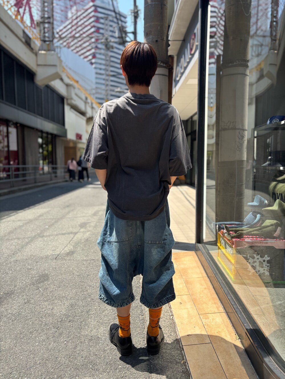「ROYAL FLASHのアイテム（Tシャツ/カットソー、グレー系）」を使った、tou1109さん（メンズ・163cm）の春コーディネートの3枚目の写真