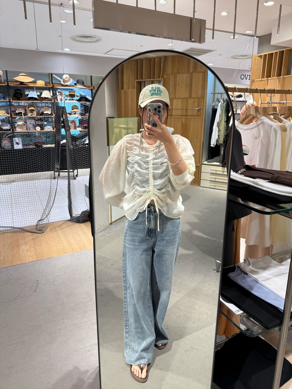 ホワイト系のシャツ/ブラウス、ブルー系のデニムパンツ、ブラウン系のサンダルを着用したレディースの夏コーディネートの2枚目の写真