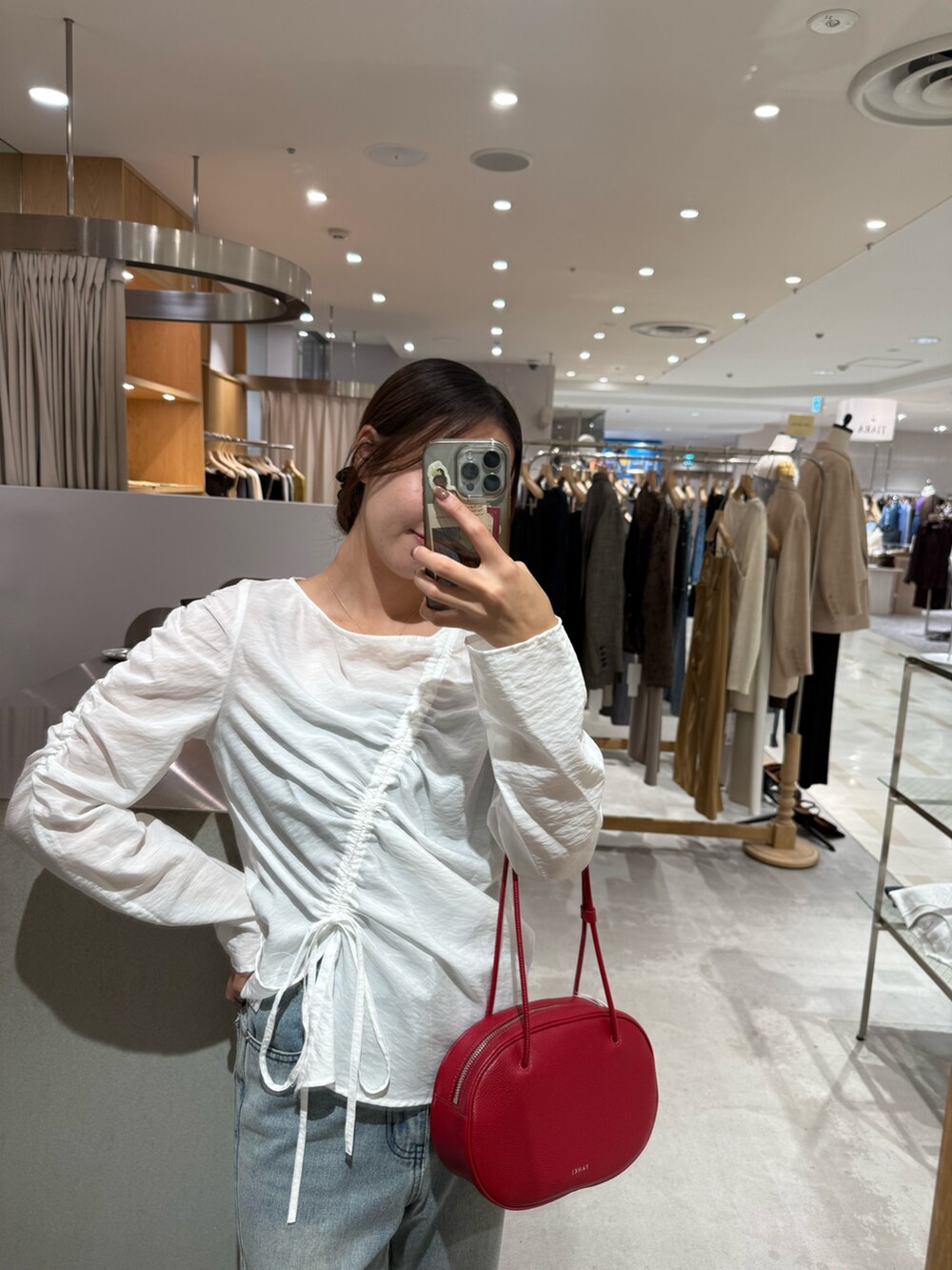 ホワイト系のシャツ/ブラウス、ブルー系のデニムパンツ、ブラウン系のその他シューズを着用したレディースの秋コーディネートの2枚目の写真