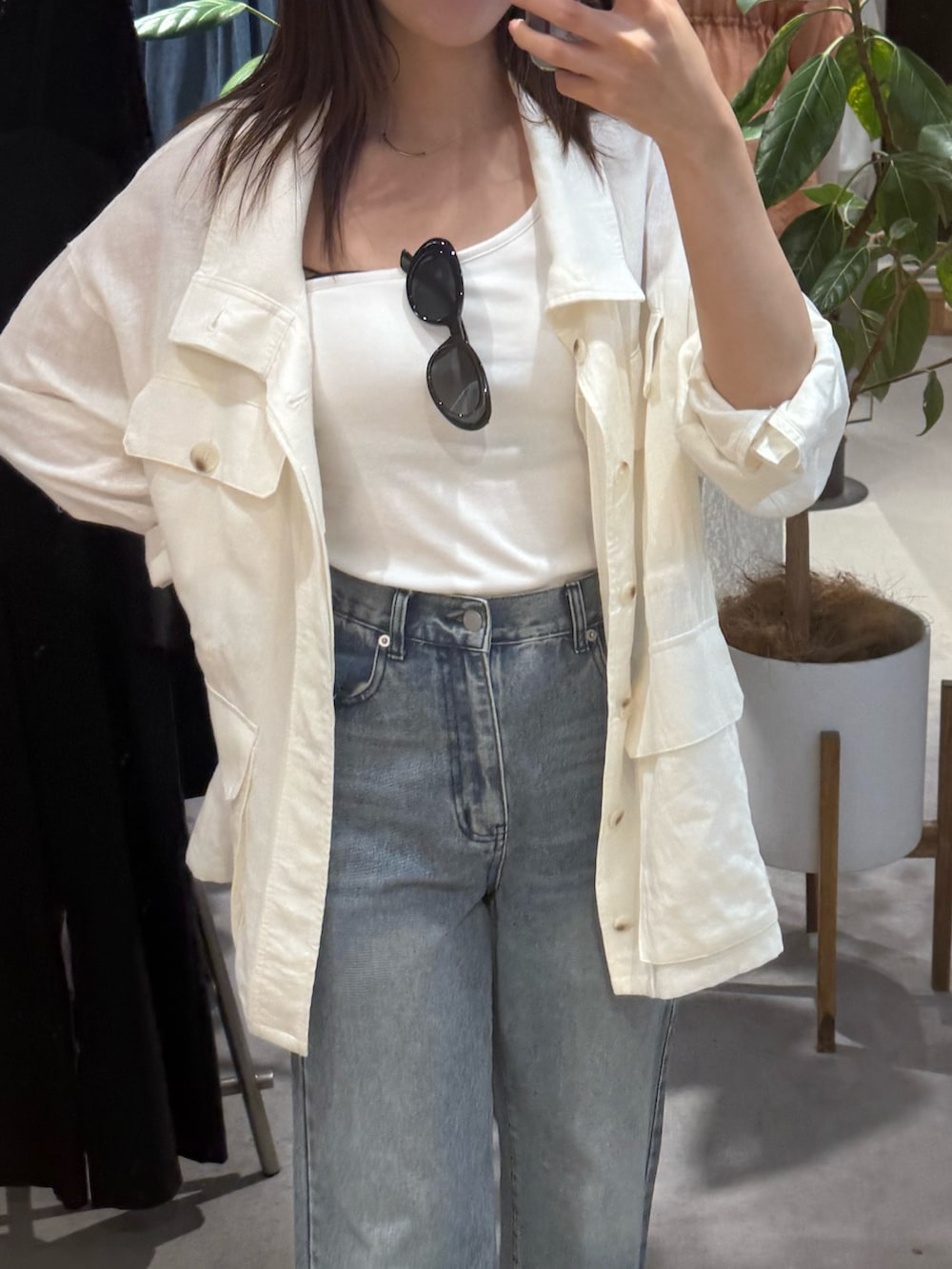 ホワイト系のその他アウター、ブルー系のデニムパンツ、シルバー系のサンダルを着用したレディースの夏コーディネートの2枚目の写真