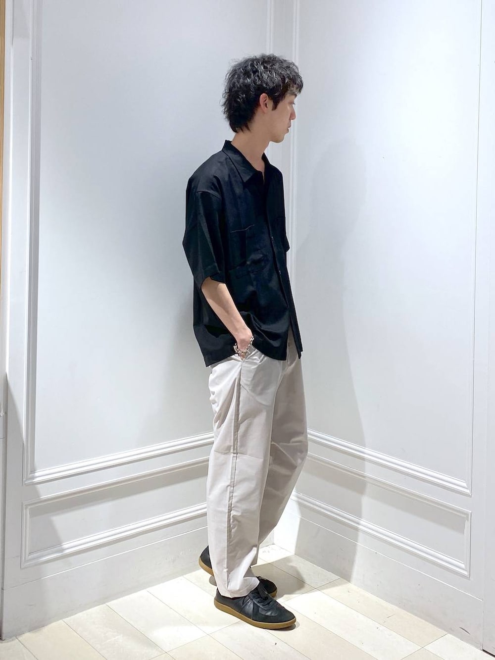 ホワイト系のその他パンツ、ブラック系のシャツ/ブラウスを着用したメンズの夏コーディネートの2枚目の写真