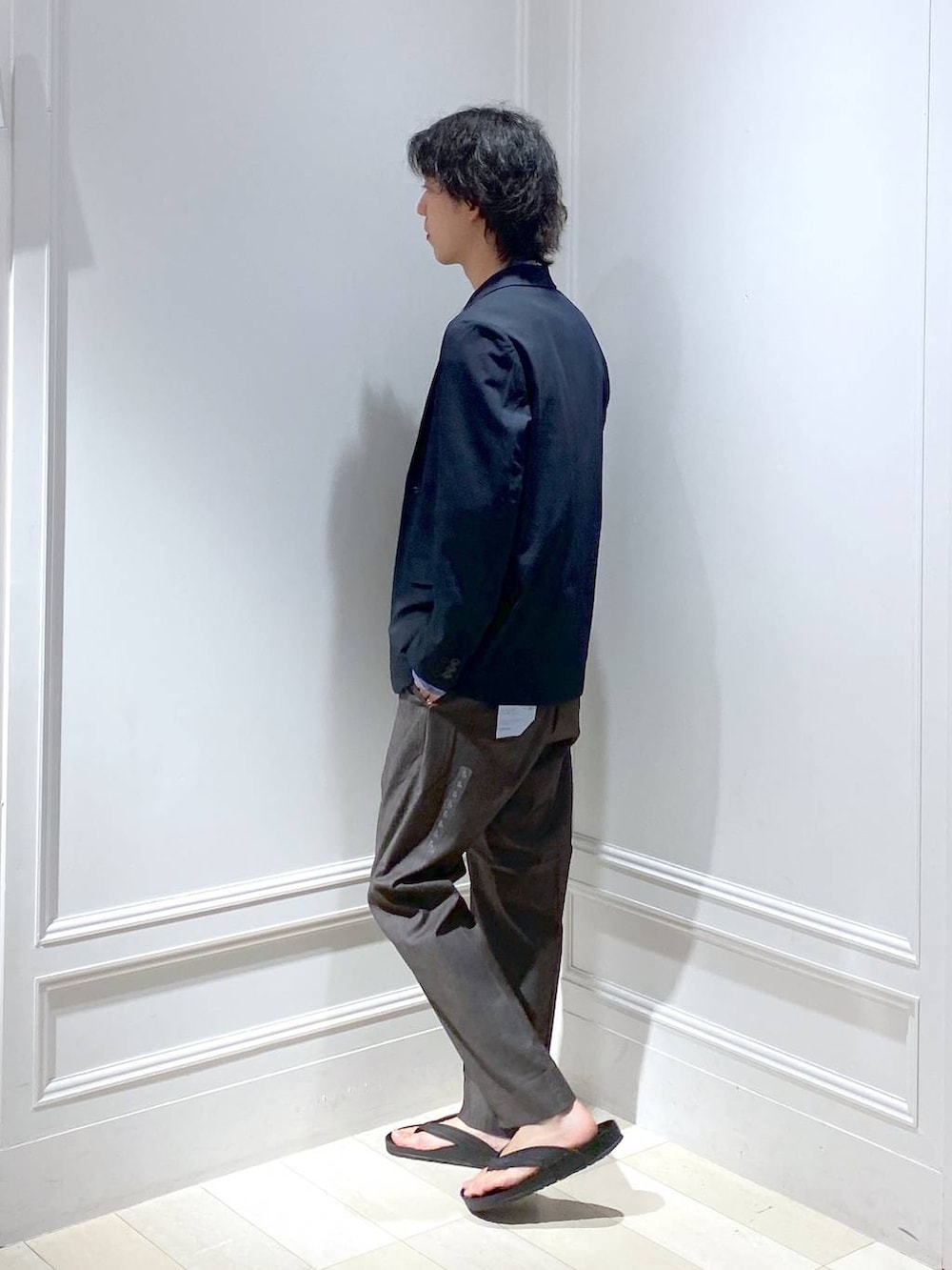 ブラウン系のスラックス、ブルー系のテーラードジャケット、ブルー系のシャツ/ブラウスを着用したメンズの秋コーディネートの2枚目の写真