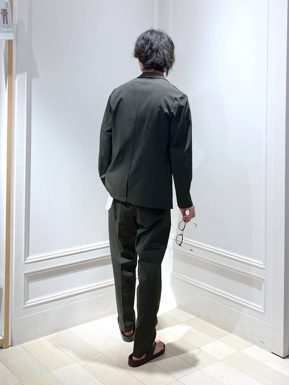 ホワイト系のTシャツ/カットソー、グリーン系のテーラードジャケット、グリーン系のスラックスを着用したメンズの秋コーディネートの3枚目の写真