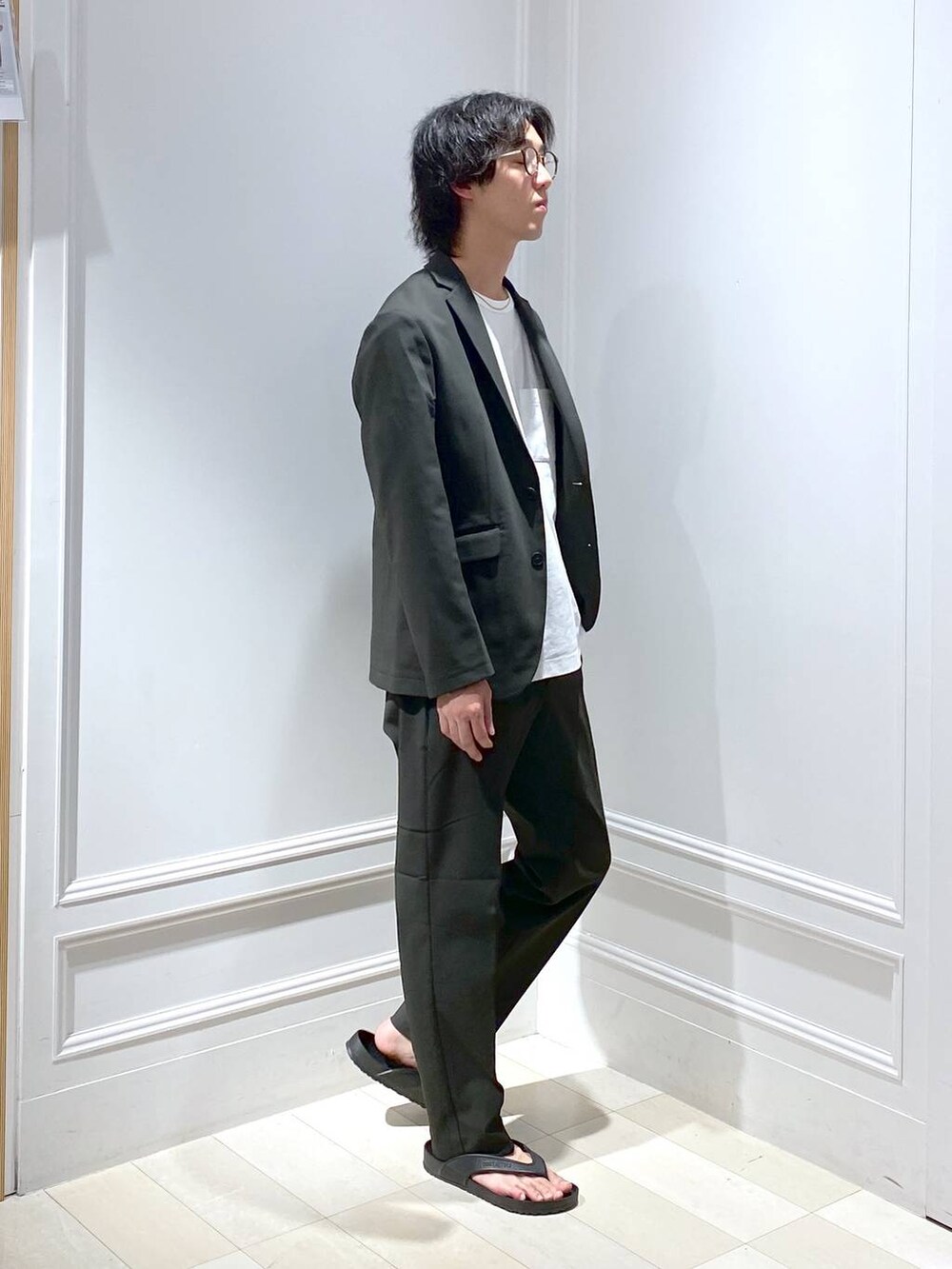 ホワイト系のTシャツ/カットソー、グリーン系のテーラードジャケット、グリーン系のスラックスを着用したメンズの秋コーディネートの2枚目の写真