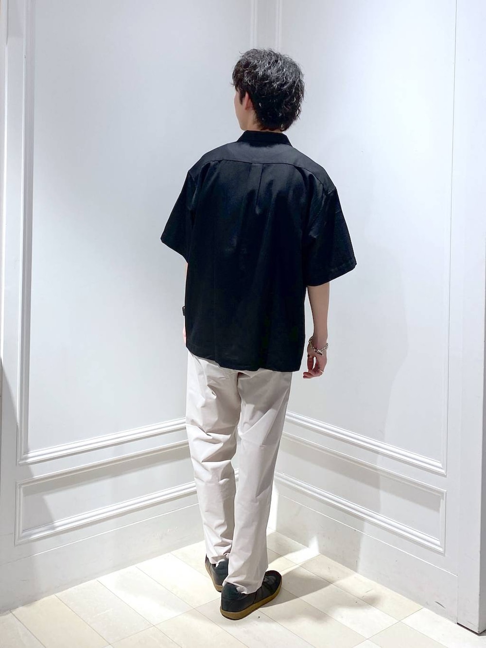 ホワイト系のその他パンツ、ブラック系のシャツ/ブラウスを着用したメンズの夏コーディネートの3枚目の写真