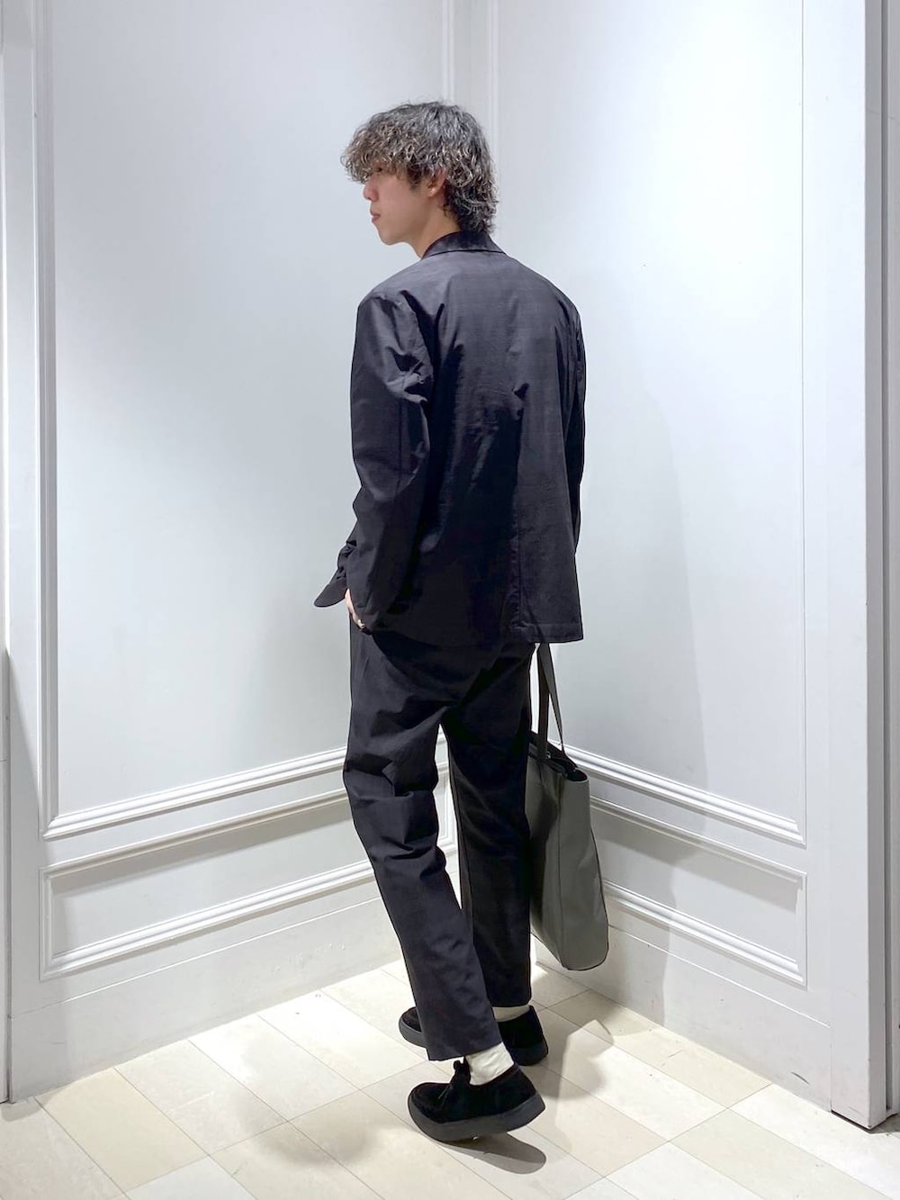 「高身長、体型カバー、ゆったり、サマ見え_GLOBAL WORK、まちがいない服_GLOBAL WORK、スリム_GLOBAL WORK、セットアップ、ジャケット、ジャケットスタイル、インナー、パンツ、スラックス、テーパードパンツ、スニーカー、ネックレス」|「GLOBAL WORKの軽量ジャストポケット/A4 Zipトート/243948(トートバッグ、グレー系)」を使った、おざさん(メンズ・178cm)の春コーディネートの2枚目の写真