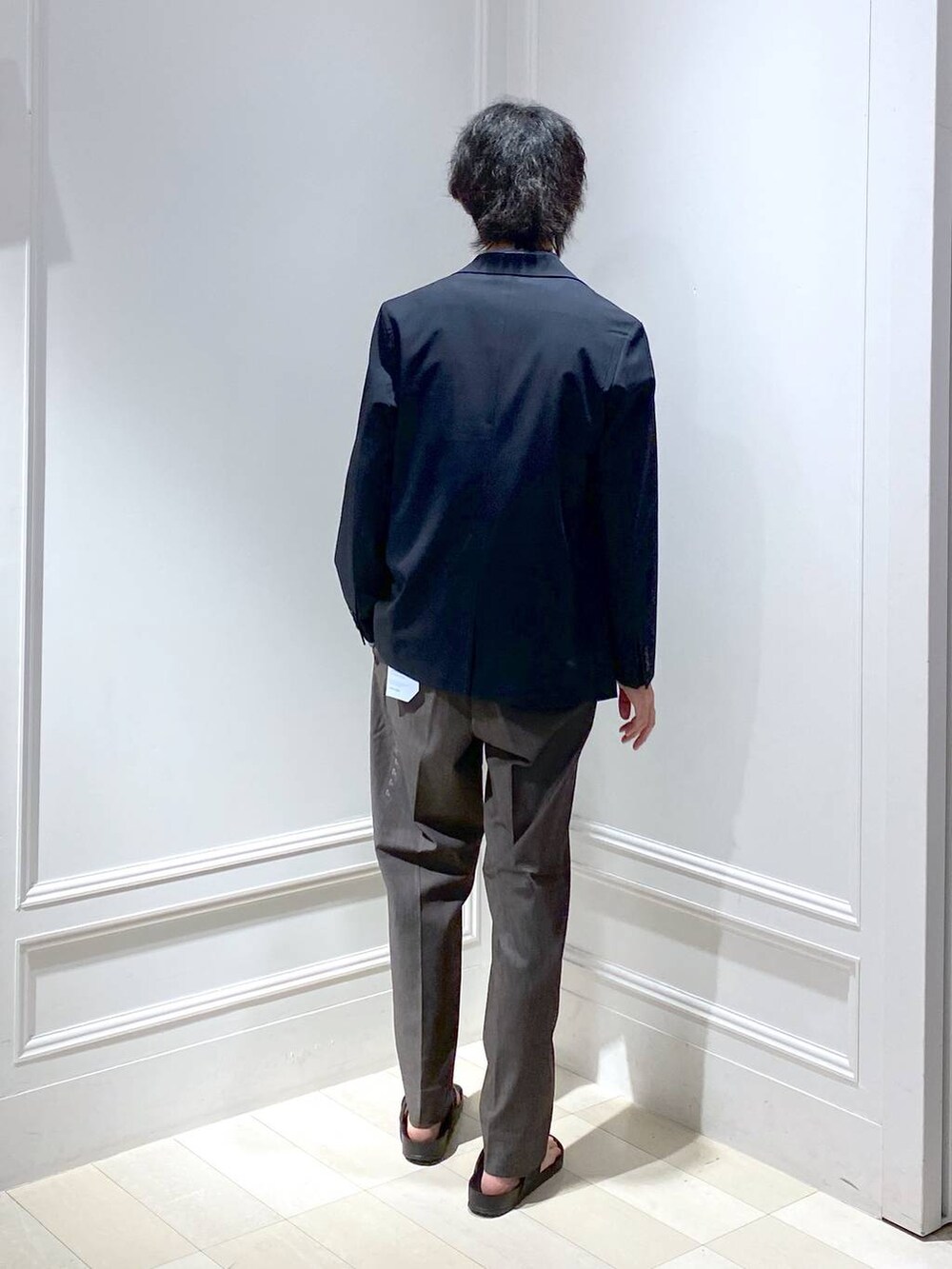 ブラウン系のスラックス、ブルー系のテーラードジャケット、ブルー系のシャツ/ブラウスを着用したメンズの秋コーディネートの3枚目の写真