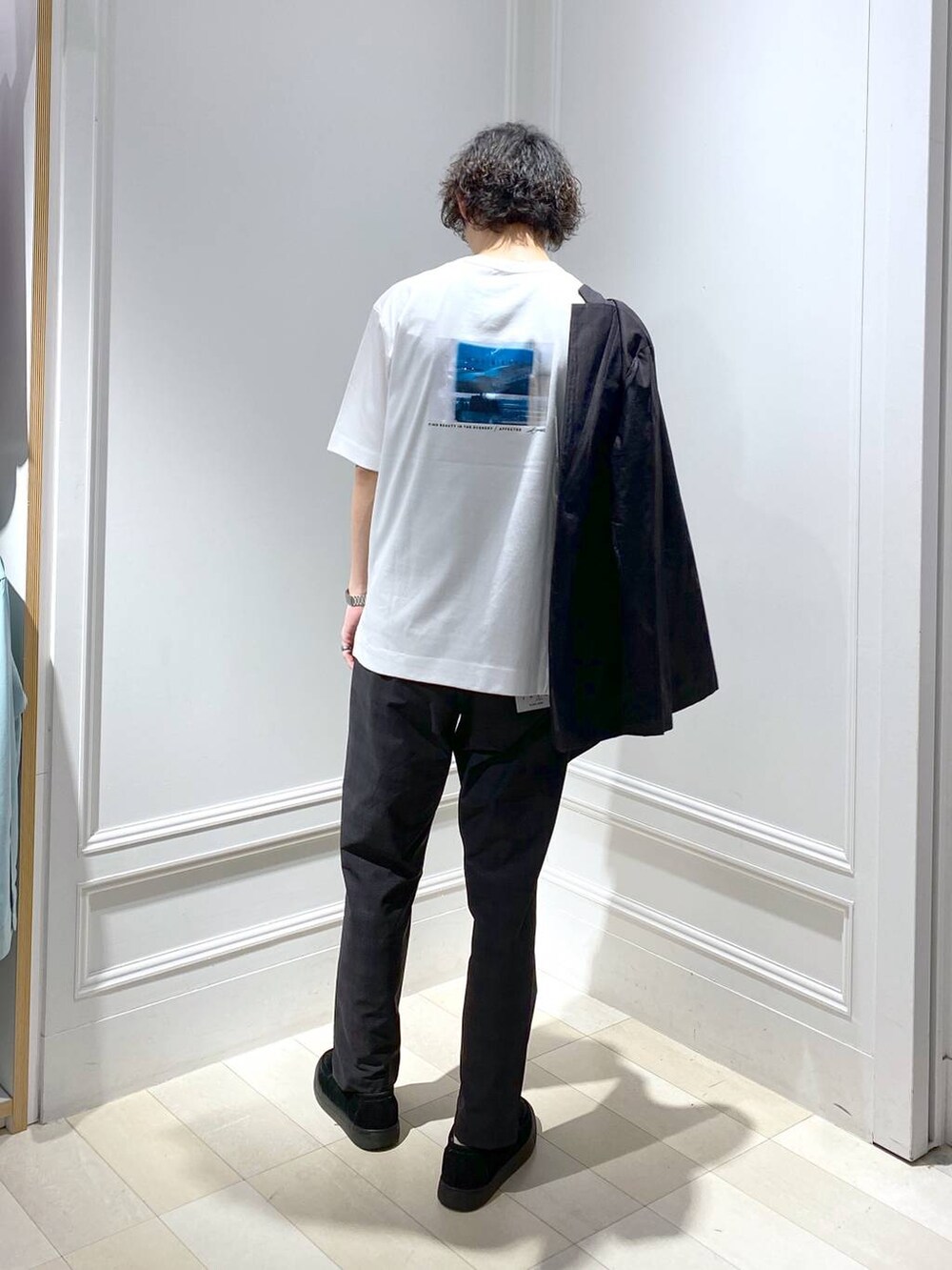 「高身長、体型カバー、ゆったり、サマ見え_GLOBAL WORK、まちがいない服_GLOBAL WORK、スリム_GLOBAL WORK、セットアップ、ジャケット、ジャケットスタイル、インナー、パンツ、スラックス、テーパードパンツ、スニーカー、ネックレス」|「GLOBAL WORKの軽量ジャストポケット/A4 Zipトート/243948(トートバッグ、グレー系)」を使った、おざさん(メンズ・178cm)の春コーディネートの4枚目の写真