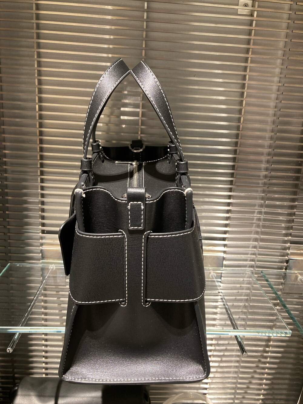 「セットアップ、アルマーニエクスチェンジ、AXchange、AXchanger、ARMANIEXCHANGE、春コーデ、シンプル、ワントーンコーデ、スニーカーコーデ、ラクチンコーデ、大人コーデ、白スニーカー、armaniexchange、今日のコーデ」｜「ARMANI EXCHANGEの【A|Xアルマーニ エクスチェンジ】BOXロゴバックル　ミニハンドバッグ（ハンドバッグ、ブラック系）」を使った、HAMAさん（レディース・158cm）の春コーディネートの3枚目の写真