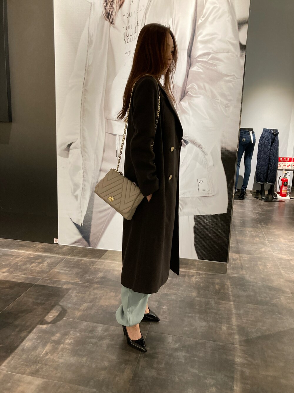 「ARMANIEXCHANGE、AXchanger、アルマーニエクスチェンジ、AXchange、オトナ女子、秋冬コーデ、大人女子、冬アウター、コート、キレイめ、休日スタイル、ロングコート」｜「ARMANI EXCHANGEの【A|X アルマーニ エクスチェンジ】ゴールドボタン　ロングコート（チェスターコート、ブラウン系）」を使った、HAMAさん（レディース・158cm）の秋コーディネートの2枚目の写真