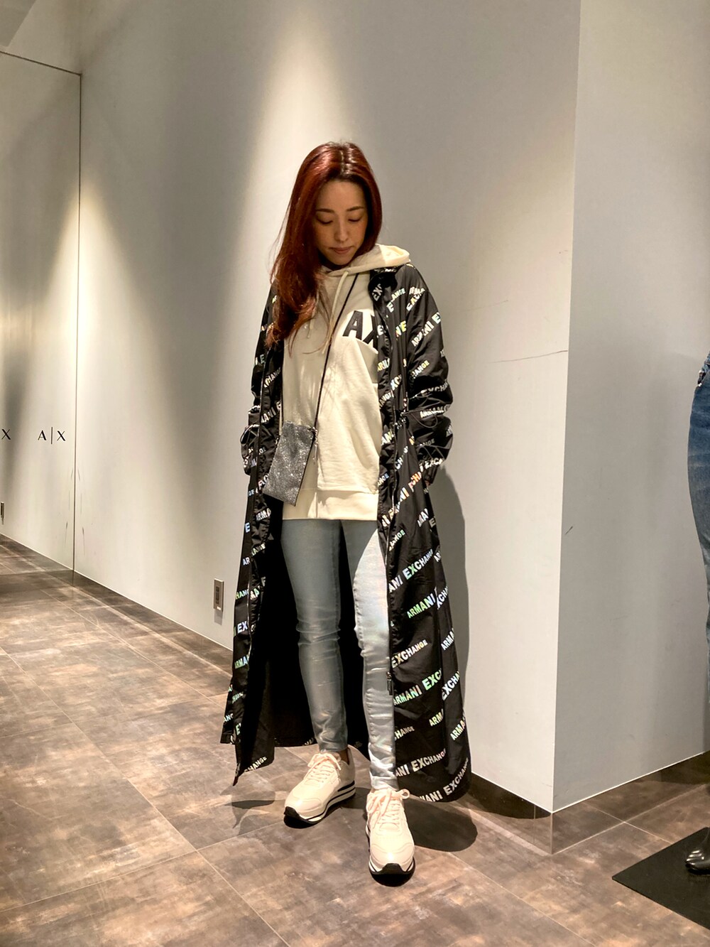 「アルマーニエクスチェンジ、ARMANIEXCHANGE、AXchanger、AXchange、カジュアル、パーカー、ロングコート、厚底シューズ、スキニーデニム、ハホニコ、ホワイトコーデ、ユニセックス、男女兼用、オトナカジュアル、カジュアルコーデ」｜「ARMANI EXCHANGEの【A|X アルマーニ エクスチェンジ】AXロゴ スウェットフーデッドパーカー (UNISEX CAPSULE)（スウェット、ホワイト系）」を使った、HAMAさん（レディース・158cm）の冬コーディネートの2枚目の写真