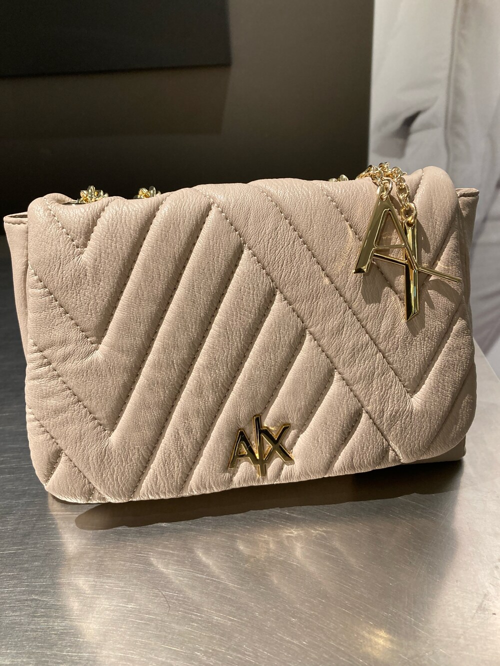 「ARMANIEXCHANGE、AXchanger、アルマーニエクスチェンジ、AXchange、オトナ女子、秋冬コーデ、大人女子、冬アウター、コート、キレイめ、休日スタイル、ロングコート」｜「ARMANI EXCHANGEの【A|X アルマーニ エクスチェンジ】ゴールドボタン　ロングコート（チェスターコート、ブラウン系）」を使った、HAMAさん（レディース・158cm）の秋コーディネートの3枚目の写真