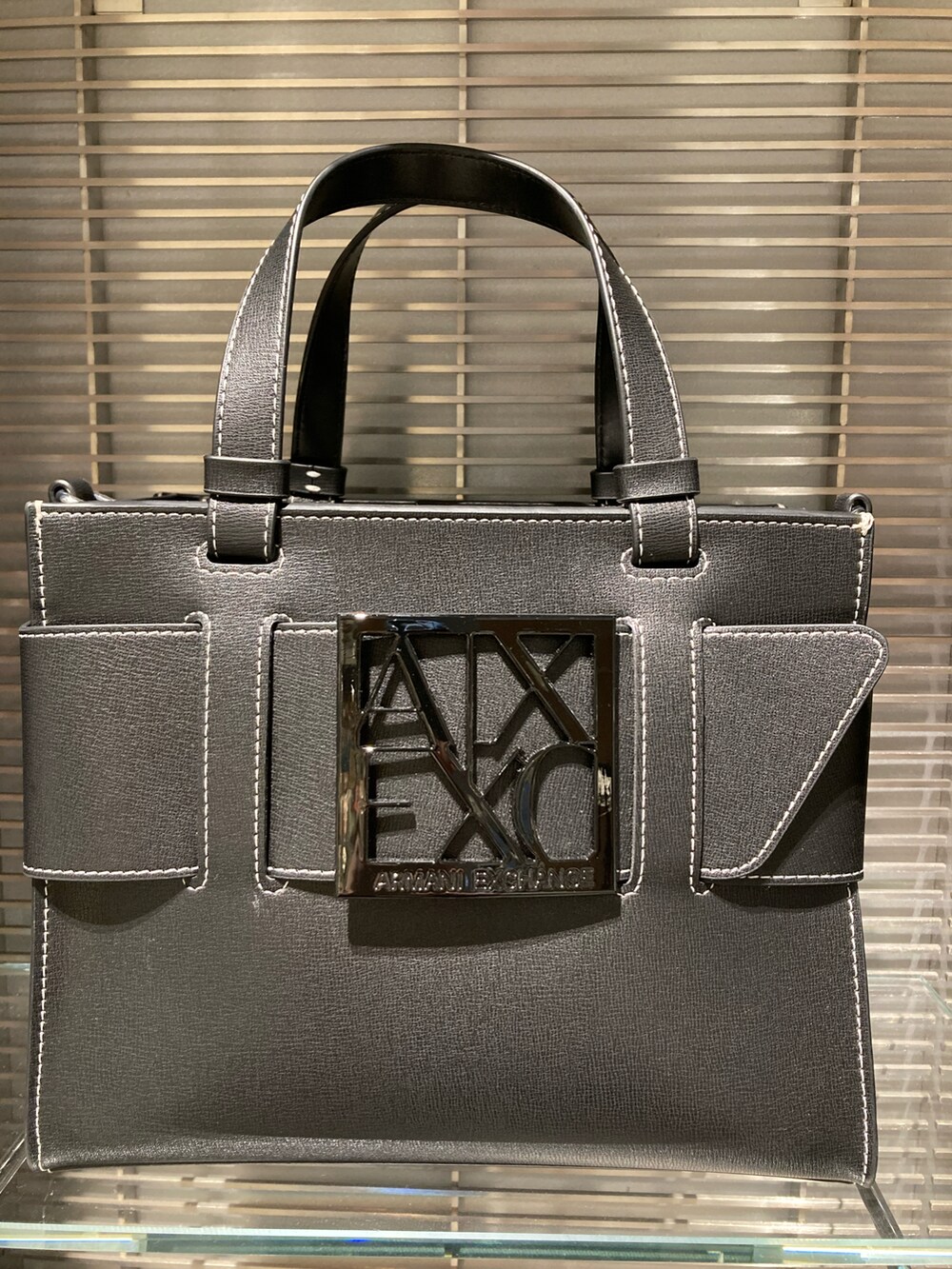 「セットアップ、アルマーニエクスチェンジ、AXchange、AXchanger、ARMANIEXCHANGE、春コーデ、シンプル、ワントーンコーデ、スニーカーコーデ、ラクチンコーデ、大人コーデ、白スニーカー、armaniexchange、今日のコーデ」｜「ARMANI EXCHANGEの【A|Xアルマーニ エクスチェンジ】BOXロゴバックル　ミニハンドバッグ（ハンドバッグ、ブラック系）」を使った、HAMAさん（レディース・158cm）の春コーディネートの2枚目の写真