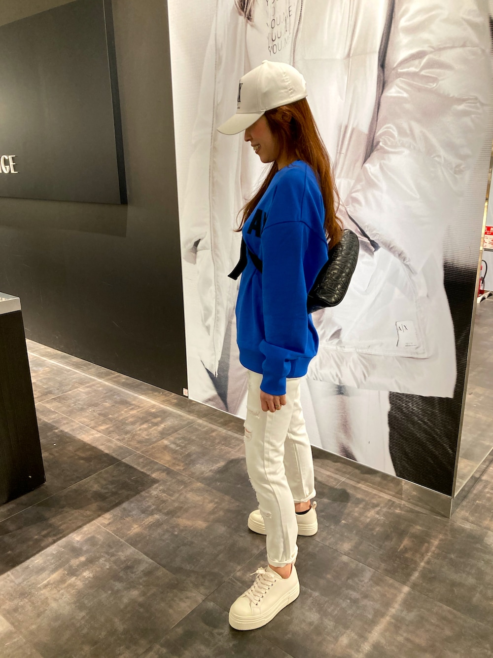 「ARMANIEXCHANGE、AXchanger、アルマーニエクスチェンジ、AXchange、休日スタイル、大人カジュアル、シンプル、春カラー、オーバーサイズ、スニーカー、メンズライク、男女兼用、ユニセックス、タウンユース、ビビッドカラー」｜「ARMANI EXCHANGEの【A|X アルマーニ エクスチェンジ】ボリュームソール　レザーレースアップスニーカー（スニーカー、ホワイト系）」を使った、HAMAさん（レディース・158cm）の冬コーディネートの3枚目の写真