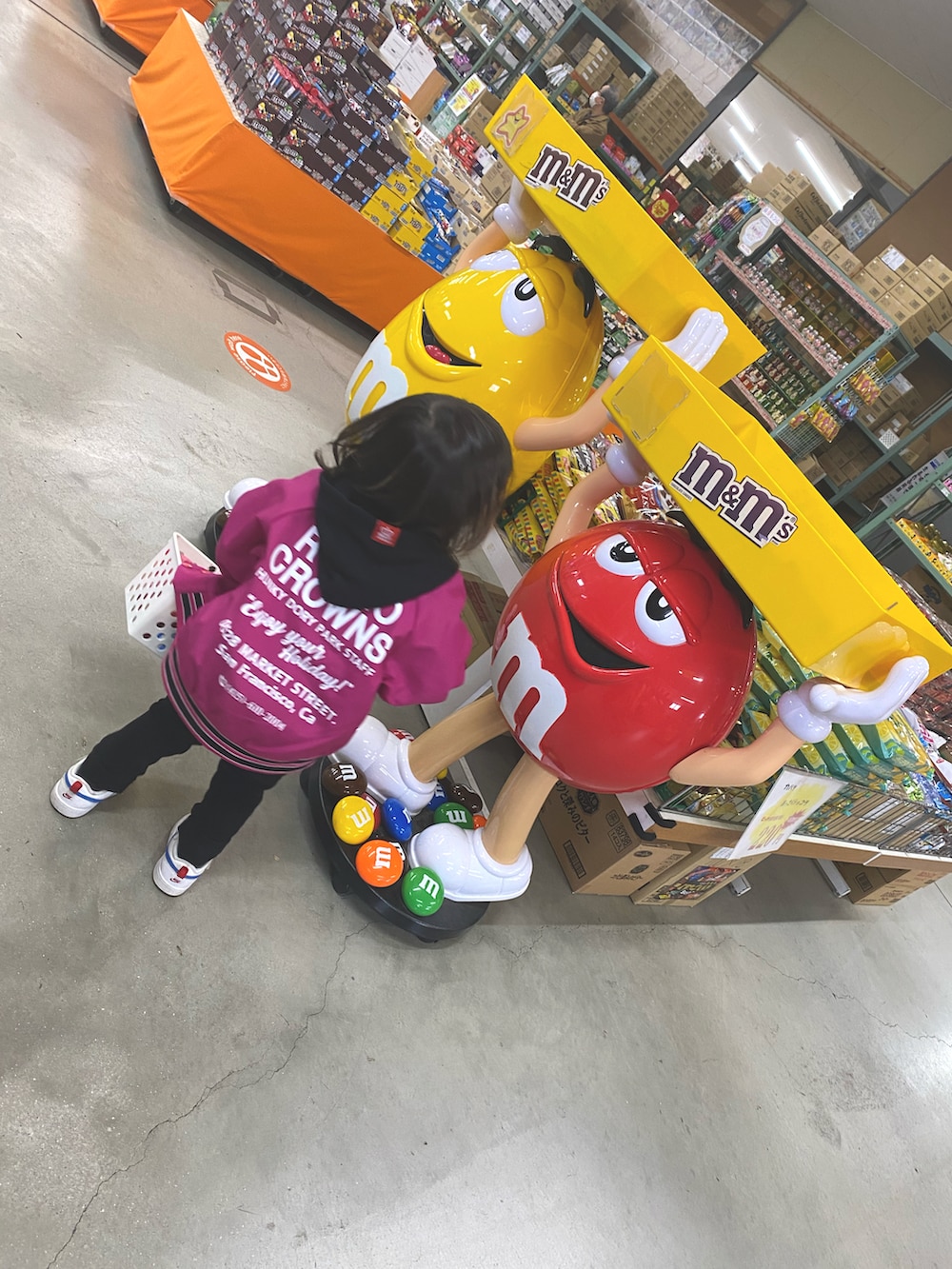 ブラック系のパーカー、ピンク系のブルゾン、ホワイト系のスニーカーを着用したキッズの春コーディネートの2枚目の写真