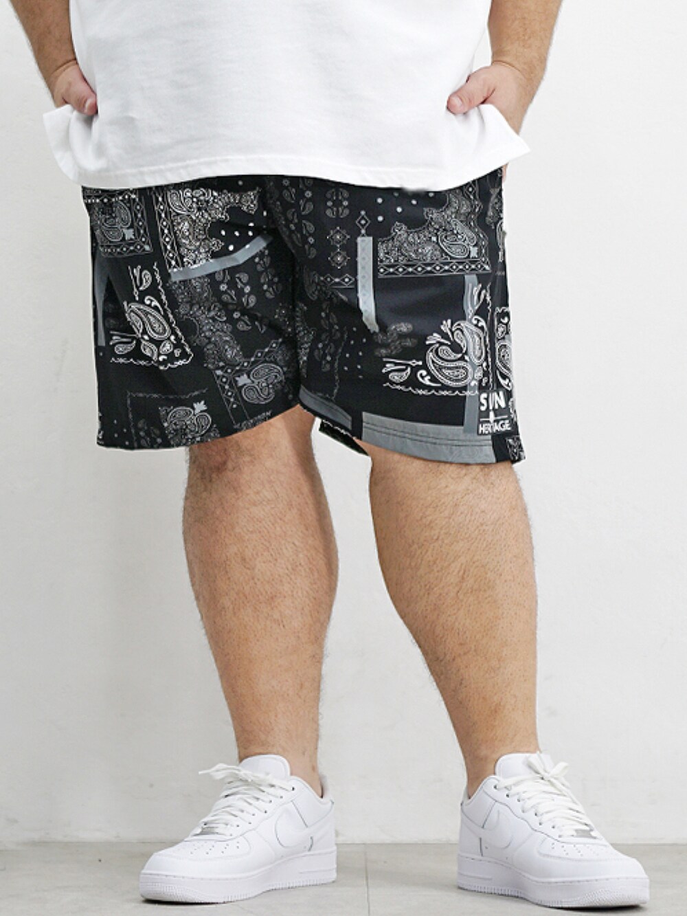 ホワイト系のTシャツ/カットソー、ブラック系のパンツ、ホワイト系のスニーカーを着用したメンズの夏コーディネートの2枚目の写真