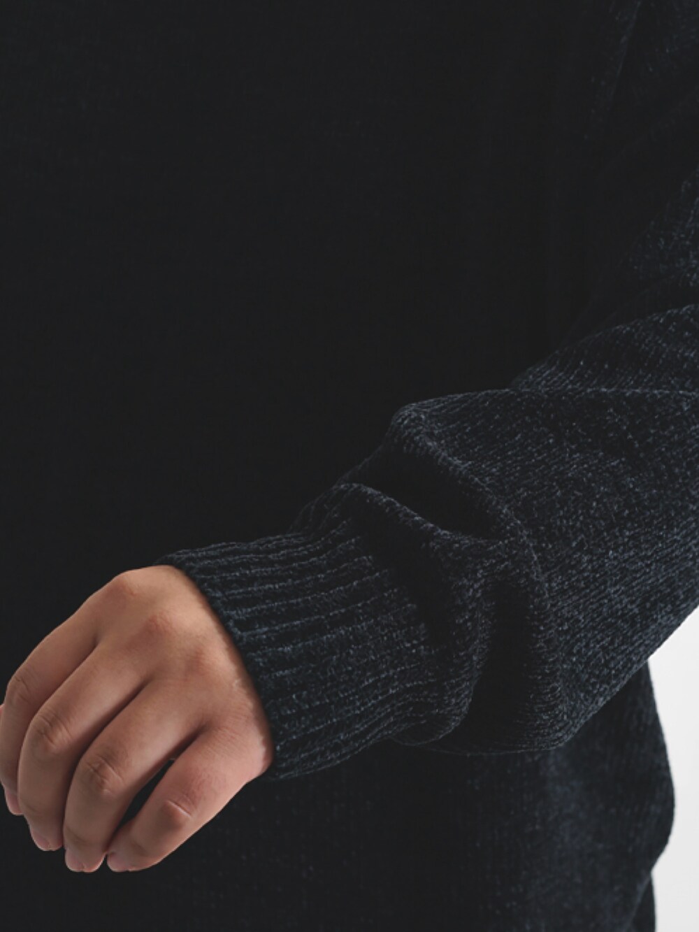 ブラック系のスニーカーを着用したメンズの秋コーディネートの5枚目の写真