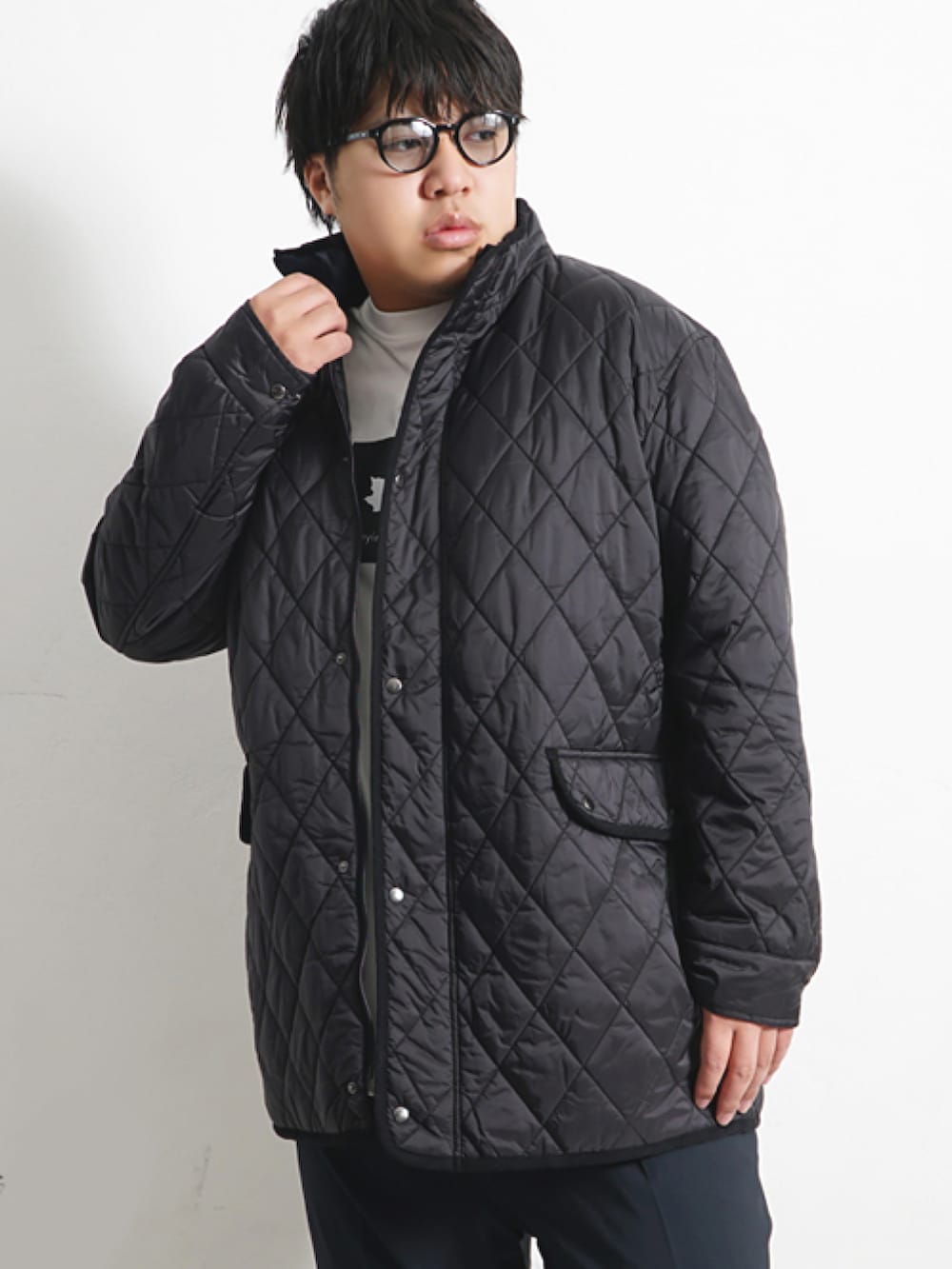 ホワイト系のスニーカーを着用したメンズの冬コーディネートの2枚目の写真