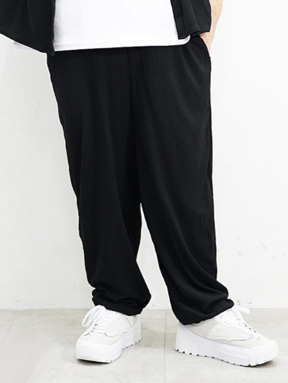 ホワイト系のシューズを着用したメンズの夏コーディネートの3枚目の写真