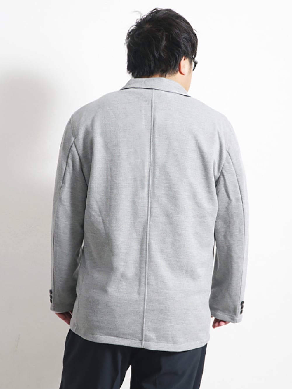 ホワイト系のスニーカーを着用したメンズの冬コーディネートの3枚目の写真