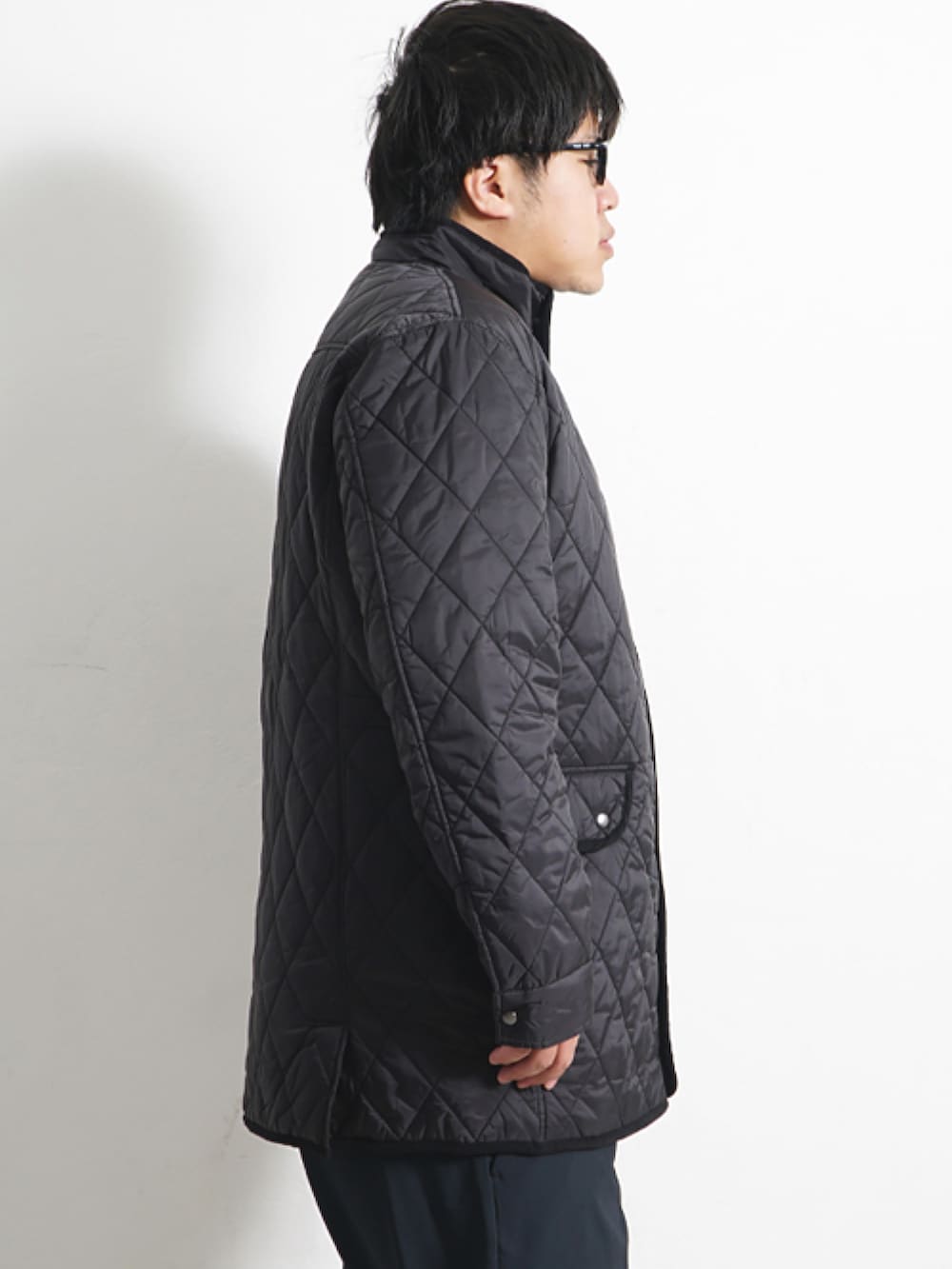 ホワイト系のスニーカーを着用したメンズの冬コーディネートの3枚目の写真