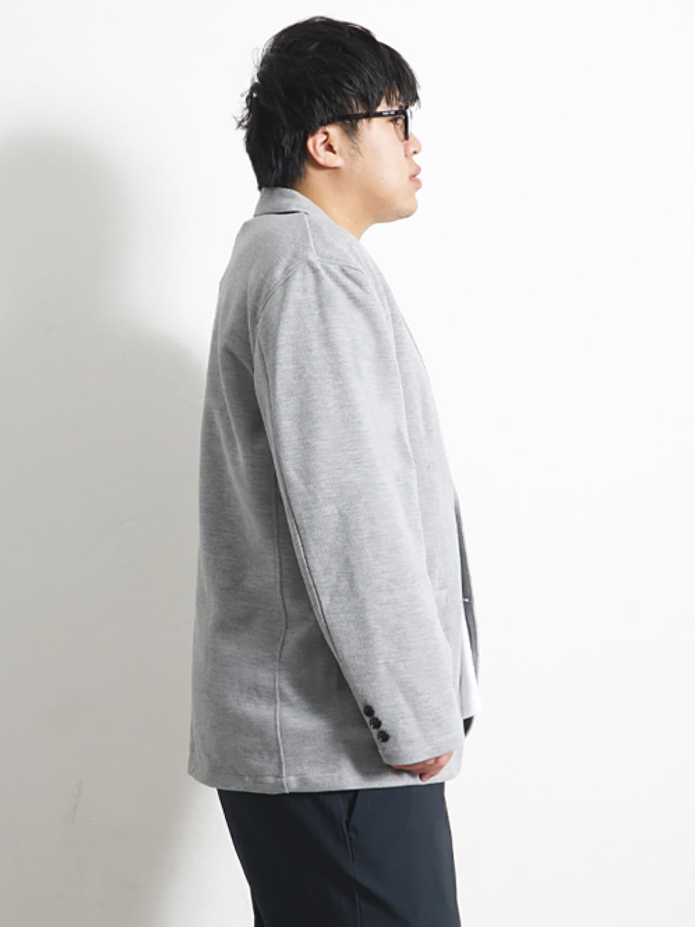 ホワイト系のスニーカーを着用したメンズの冬コーディネートの2枚目の写真