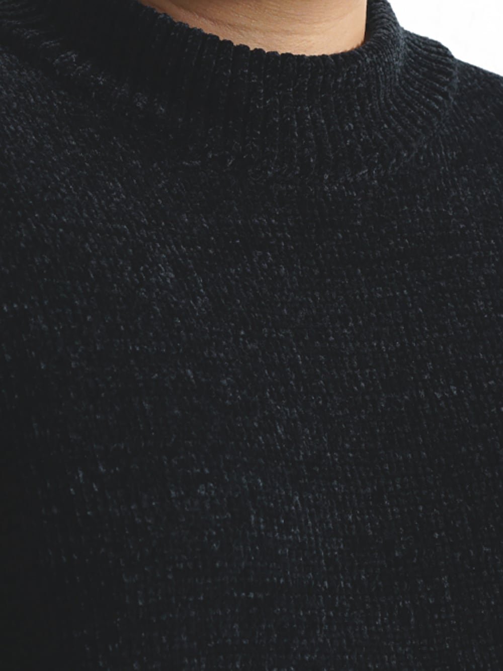 ブラック系のスニーカーを着用したメンズの秋コーディネートの4枚目の写真