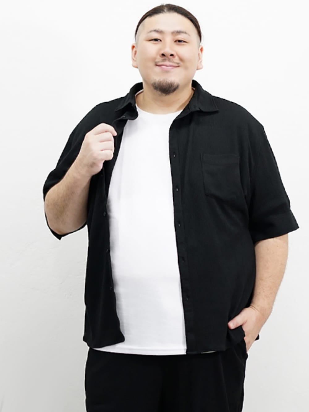 ホワイト系のシューズを着用したメンズの夏コーディネートの2枚目の写真