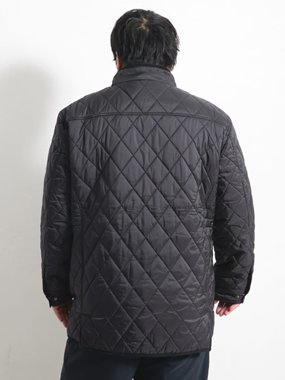 ホワイト系のスニーカーを着用したメンズの冬コーディネートの4枚目の写真