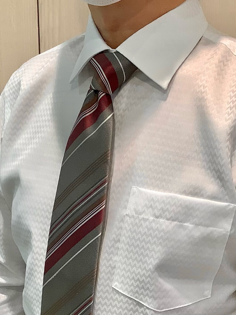 ホワイト系のビジネスシャツを着用したメンズの秋コーディネートの2枚目の写真