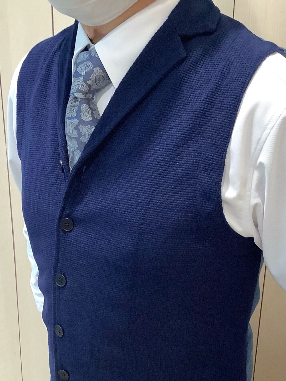 ブルー系のネクタイ、ホワイト系のビジネスシャツ、ブルー系のベストを着用したメンズの春コーディネートの2枚目の写真