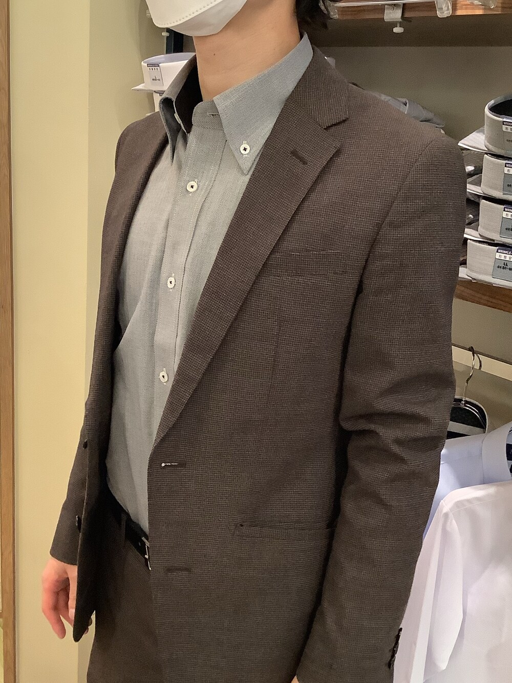 グレー系のビジネスシャツを着用したメンズの秋コーディネートの2枚目の写真