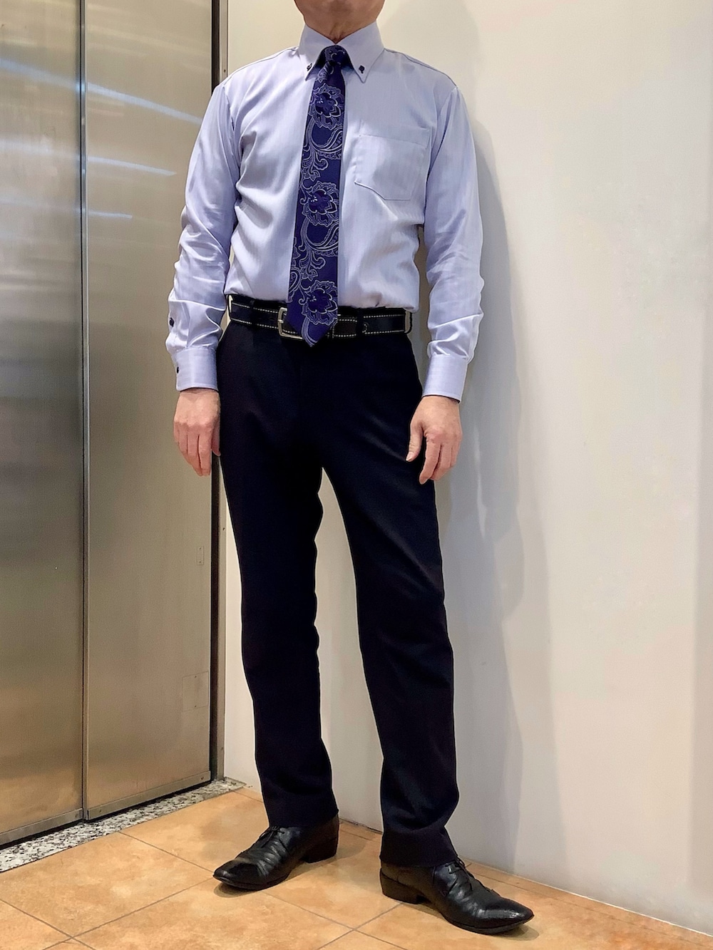 ブルー系のビジネスシャツ、ブルー系のベストを着用したメンズの春コーディネートの3枚目の写真