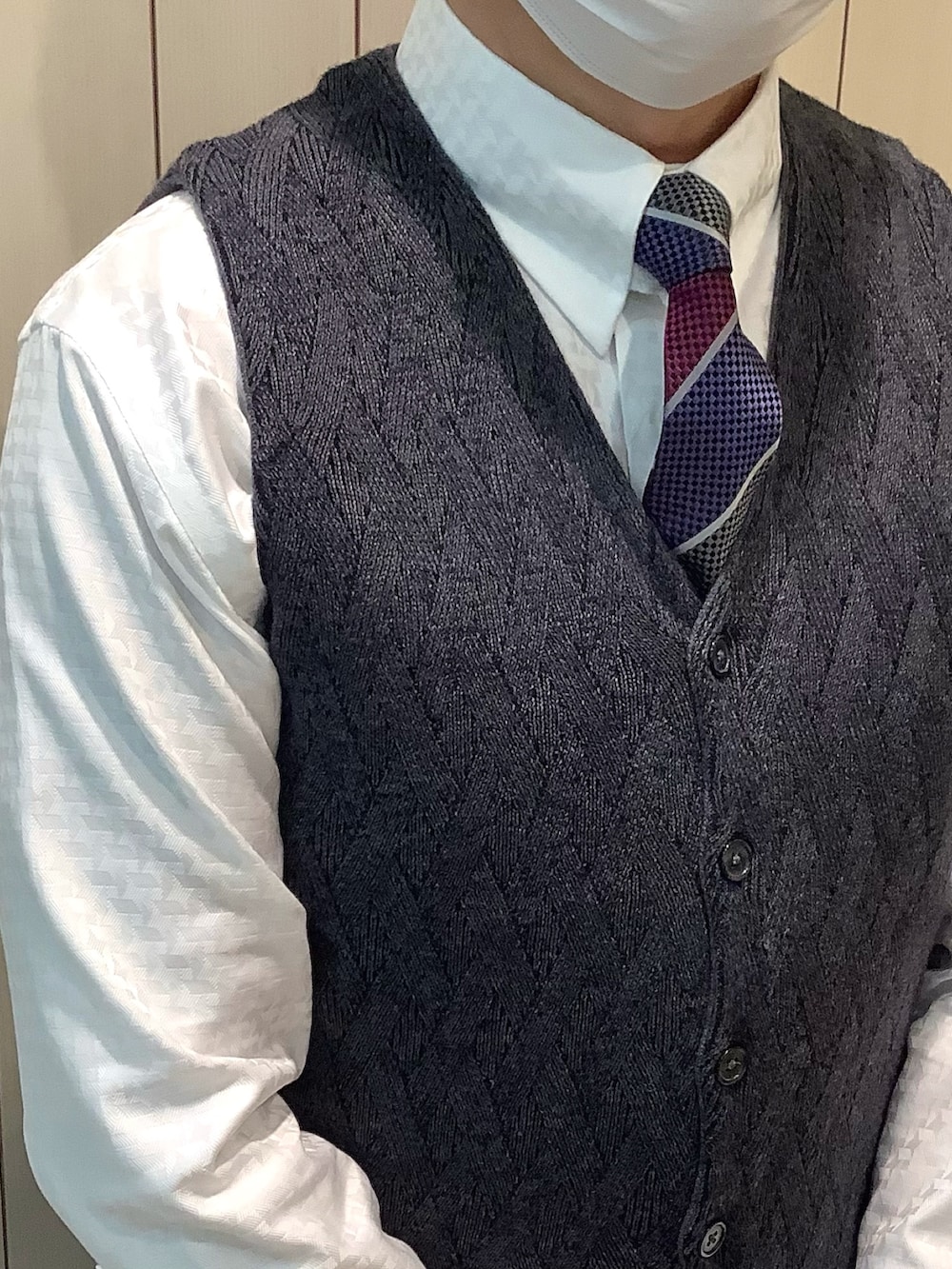 「東京シャツ、BRICK HOUSE by Tokyo Shirts、シャツスタイル、オフィススタイル、ビジネススタイル、シャツ、ネクタイ、ベスト、ジレ、キルティング、冬コーデ、白シャツ」｜「TOKYO SHIRTSの絹100% バスケットナロータイ（ネクタイ、その他）」を使った、BRICK HOUSE シャツ工房 なんばウォーク店さん（メンズ・168cm）の冬コーディネートの3枚目の写真