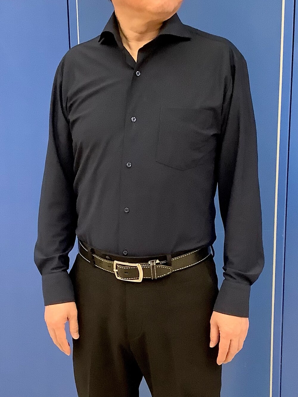 ブルー系のビジネスシャツを着用したメンズの春コーディネートの2枚目の写真