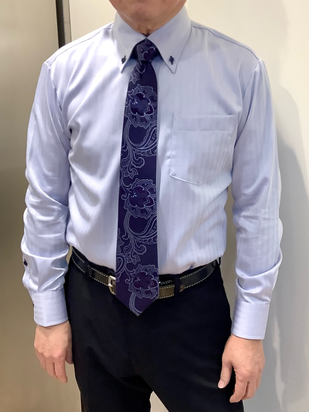 ブルー系のビジネスシャツ、ブルー系のベストを着用したメンズの春コーディネートの2枚目の写真