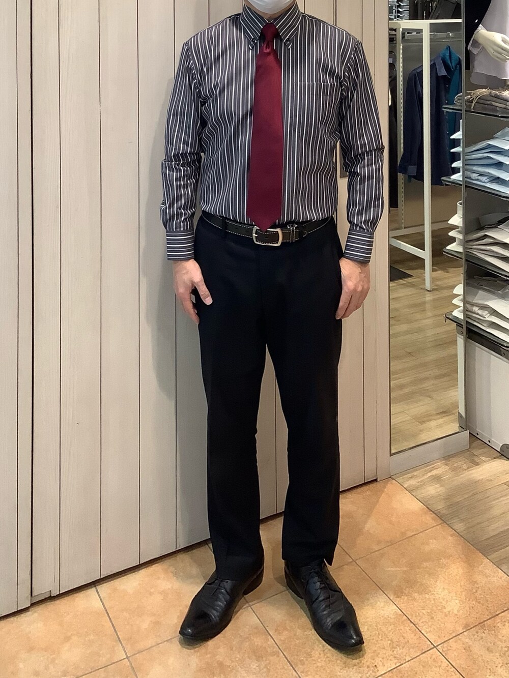 レッド系のネクタイ、ブラック系のビジネスシャツ、レッド系のベストを着用したメンズの冬コーディネートの2枚目の写真