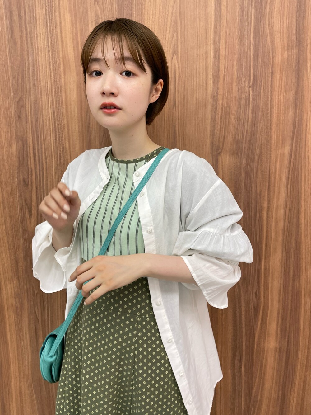 ホワイト系のシャツ/ブラウス、ブラウン系のサンダル、グリーン系のワンピースを着用したレディースの夏コーディネートの3枚目の写真
