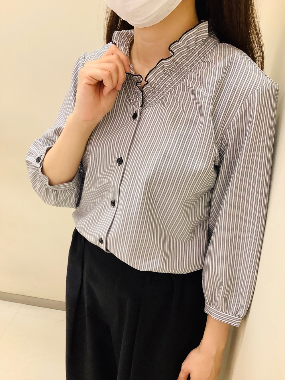 グレー系のシャツ/ブラウスを着用したレディースの春コーディネートの2枚目の写真