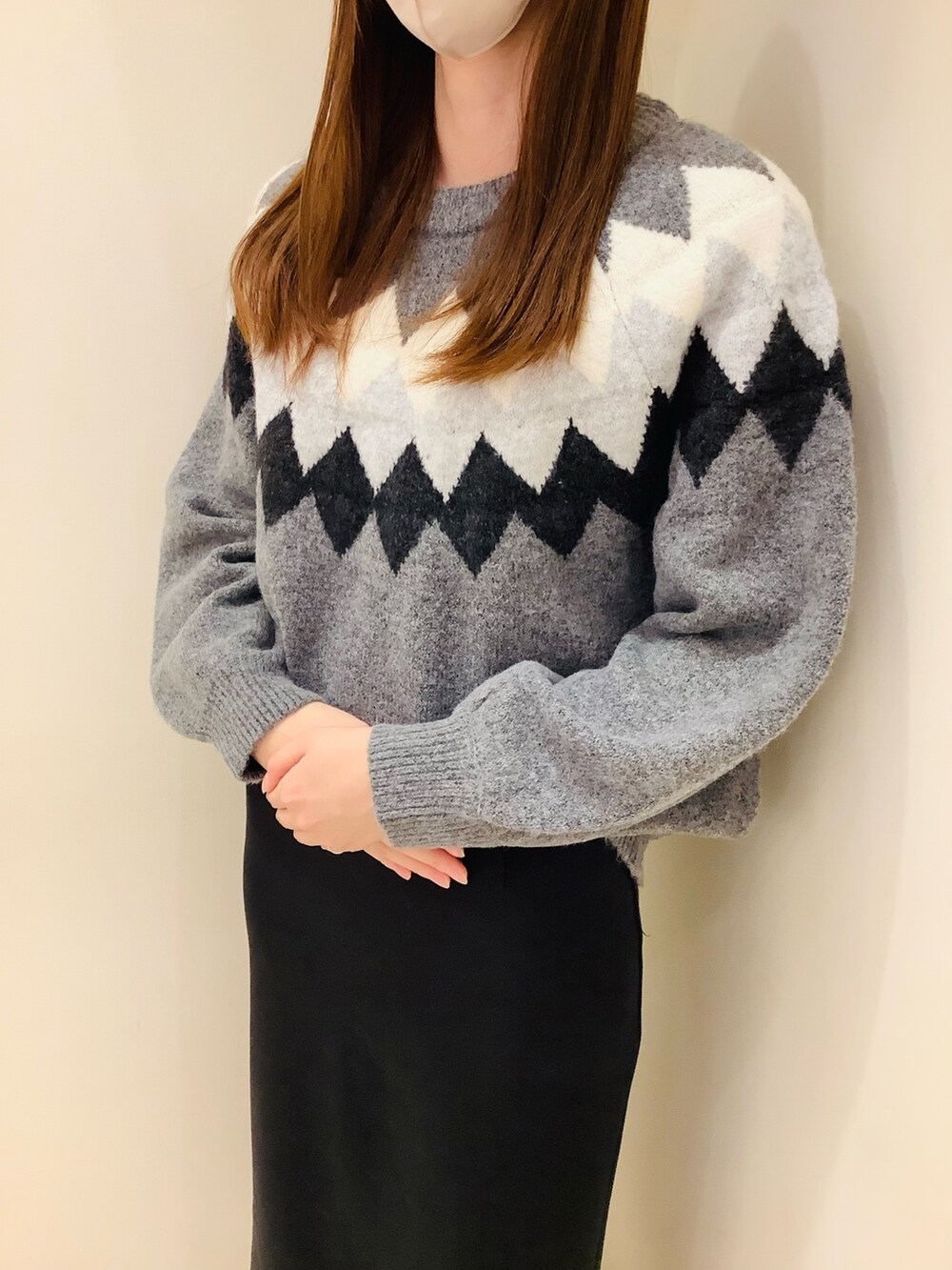 グレー系のニット/セーターを着用したレディースの冬コーディネートの2枚目の写真