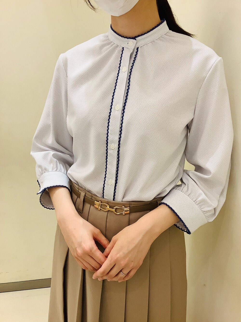 ブルー系のシャツ/ブラウスを着用したレディースの夏コーディネートの2枚目の写真