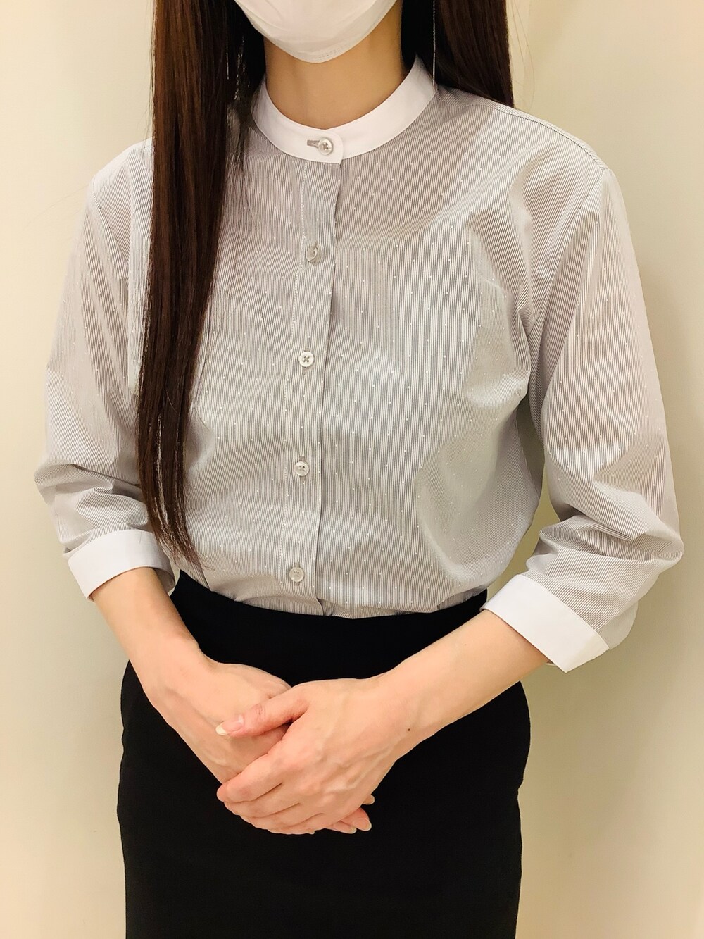 グレー系のビジネスシャツを着用したレディースの春コーディネートの2枚目の写真