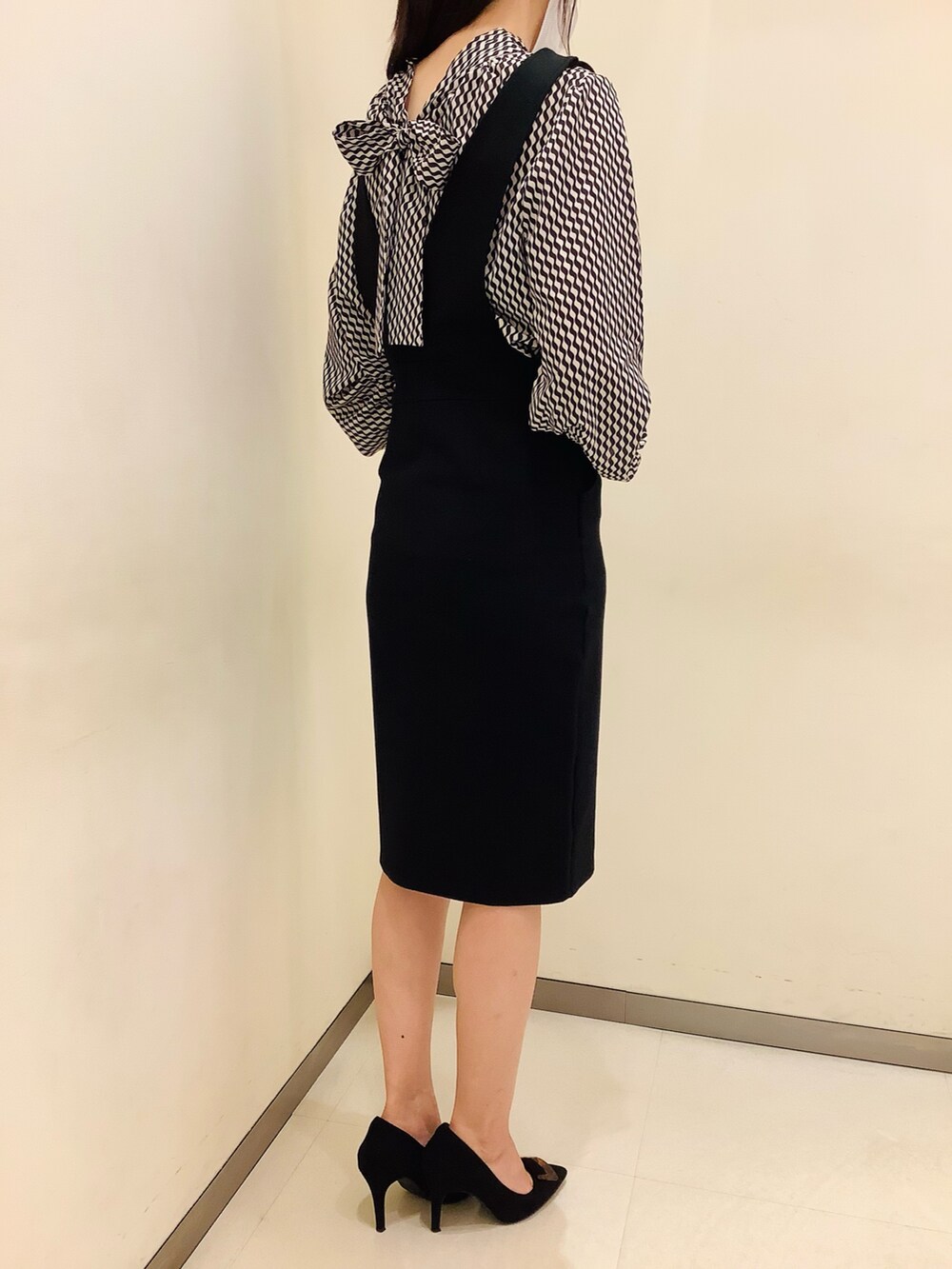 ブラック系のTシャツ/カットソーを着用したレディースの秋コーディネートの3枚目の写真