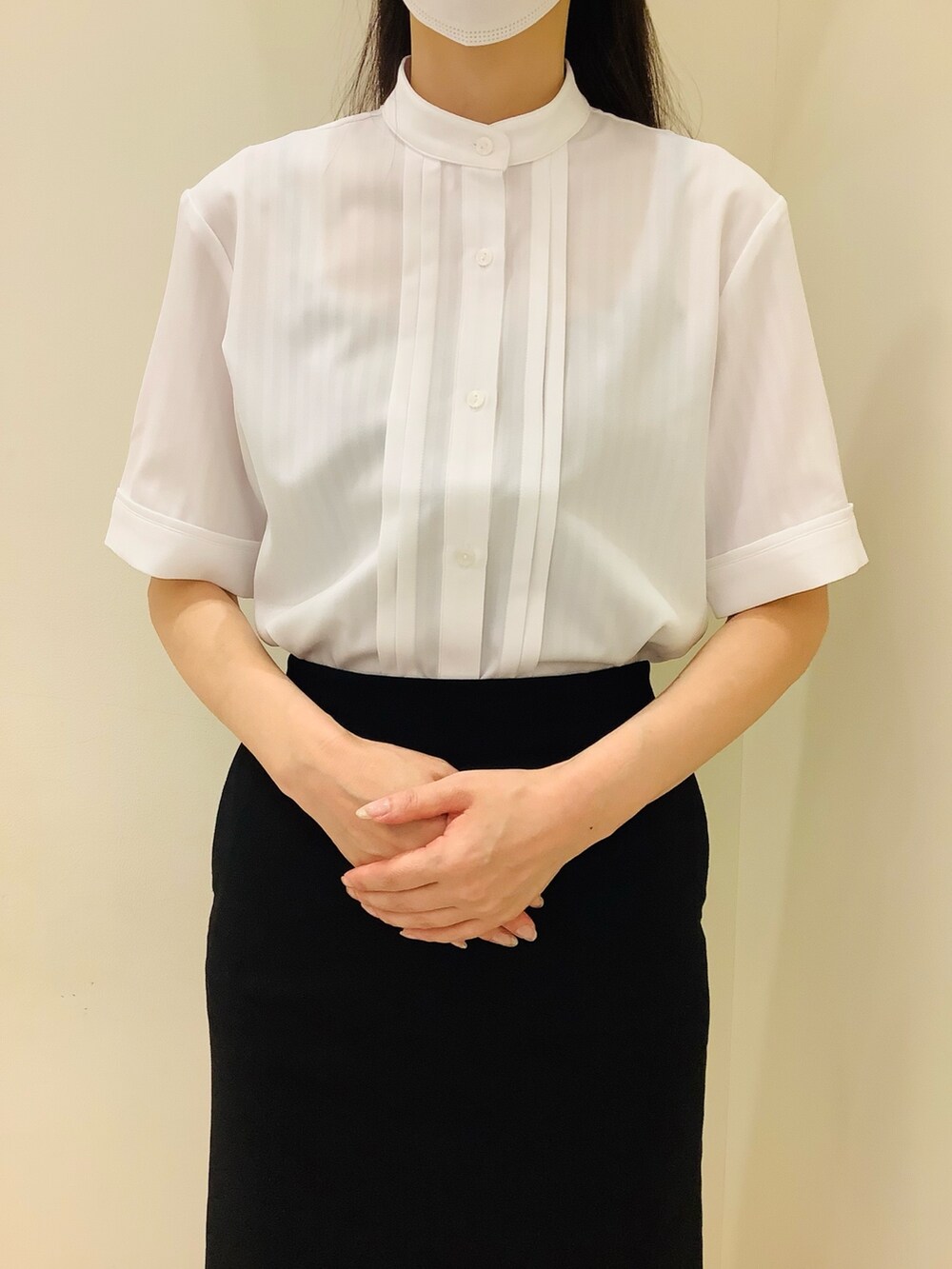 ホワイト系のシャツ/ブラウスを着用したレディースの夏コーディネートの2枚目の写真