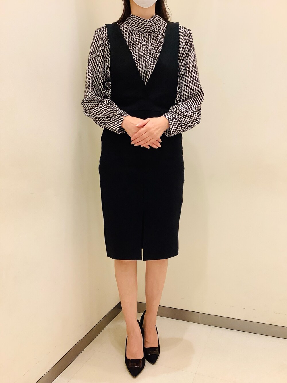 ブラック系のTシャツ/カットソーを着用したレディースの秋コーディネートの2枚目の写真